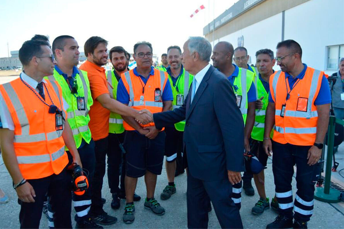 Equipa MASAPI e AVIOGEI no Aeroporto de Lisboa durante a receção ao Papa Francisco em 2023, com presença do Presidente Marcelo Rebelo de Sousa.
