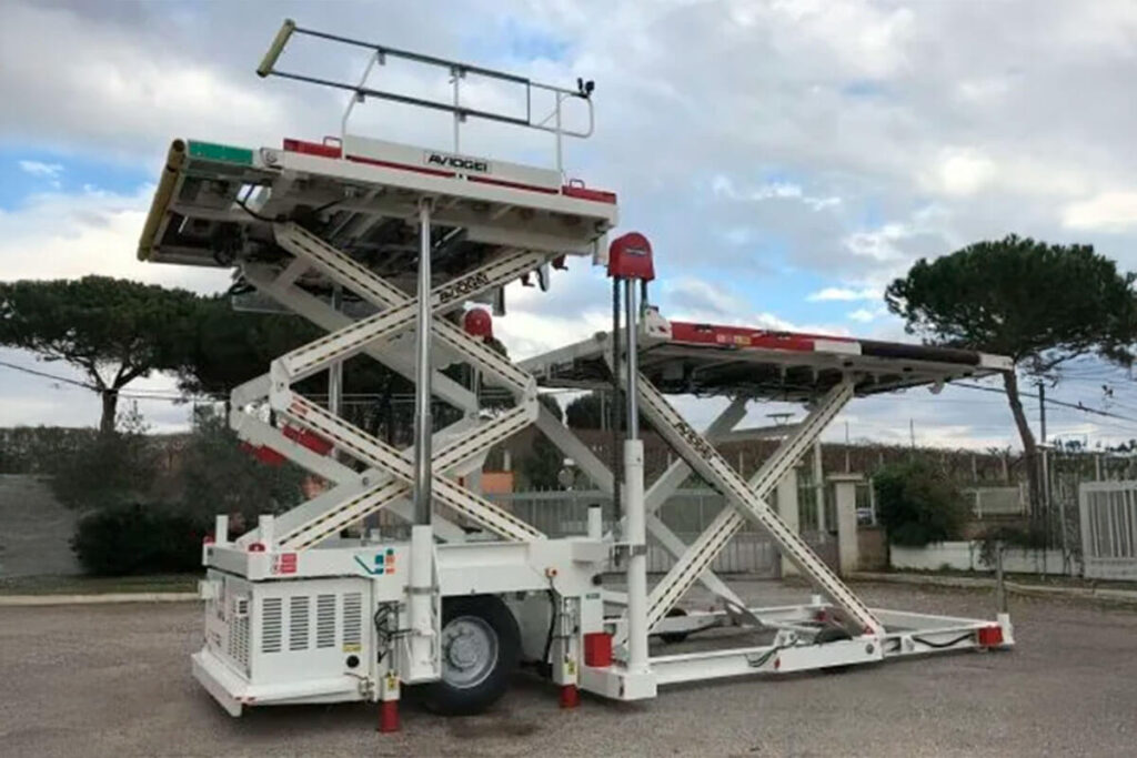 Loader Aviogei para carga e descarga de aeronaves, equipamento de apoio terrestre em aeroportos.