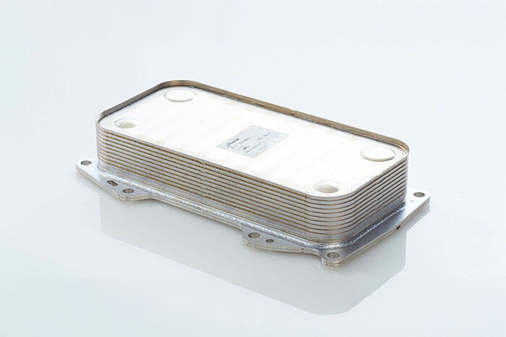 Radiador de óleo para motores, componente essencial para refrigeração e eficiência térmica.