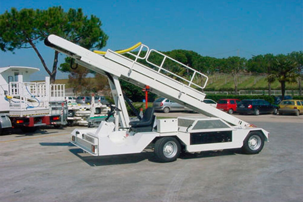 Tapete transportador Aviogei para carga e descarga de bagagens em aeronaves.