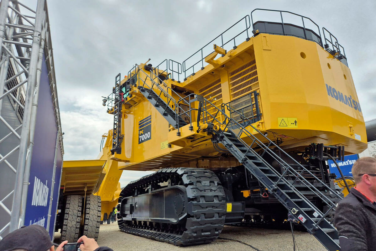 Máquina Komatsu PC7000 em exposição na BAUMA 2025, feira internacional de maquinaria em Munique.