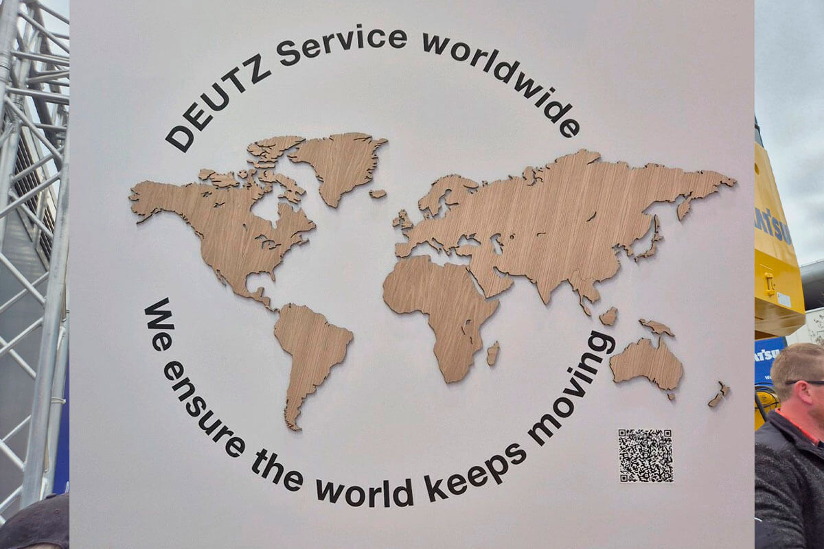 Painel DEUTZ Service Worldwide apresentado na BAUMA 2025, destacando a rede global de assistência técnica.