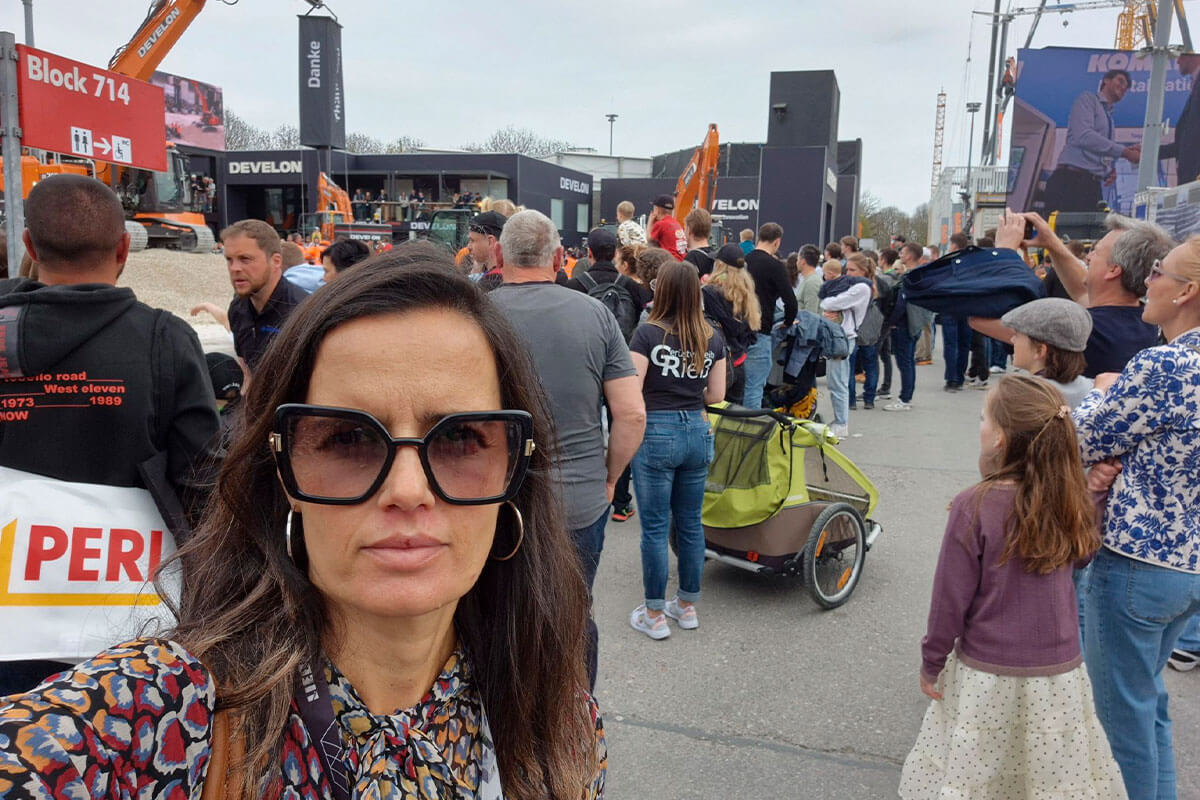 Representação da MASAPI entre visitantes e expositores no recinto da BAUMA 2025 em Munique.