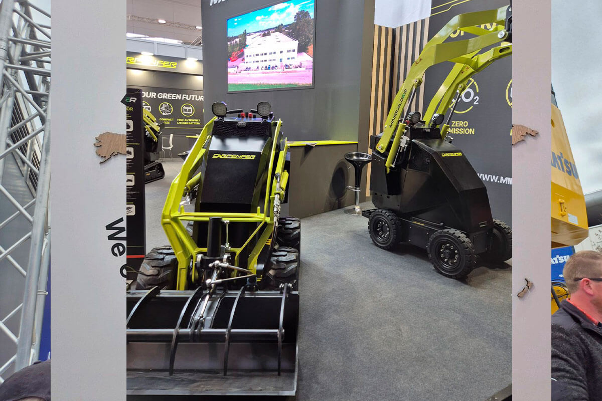 Stand da BAUMA 2025 com equipamentos industriais expostos, representando inovação e sustentabilidade no setor.