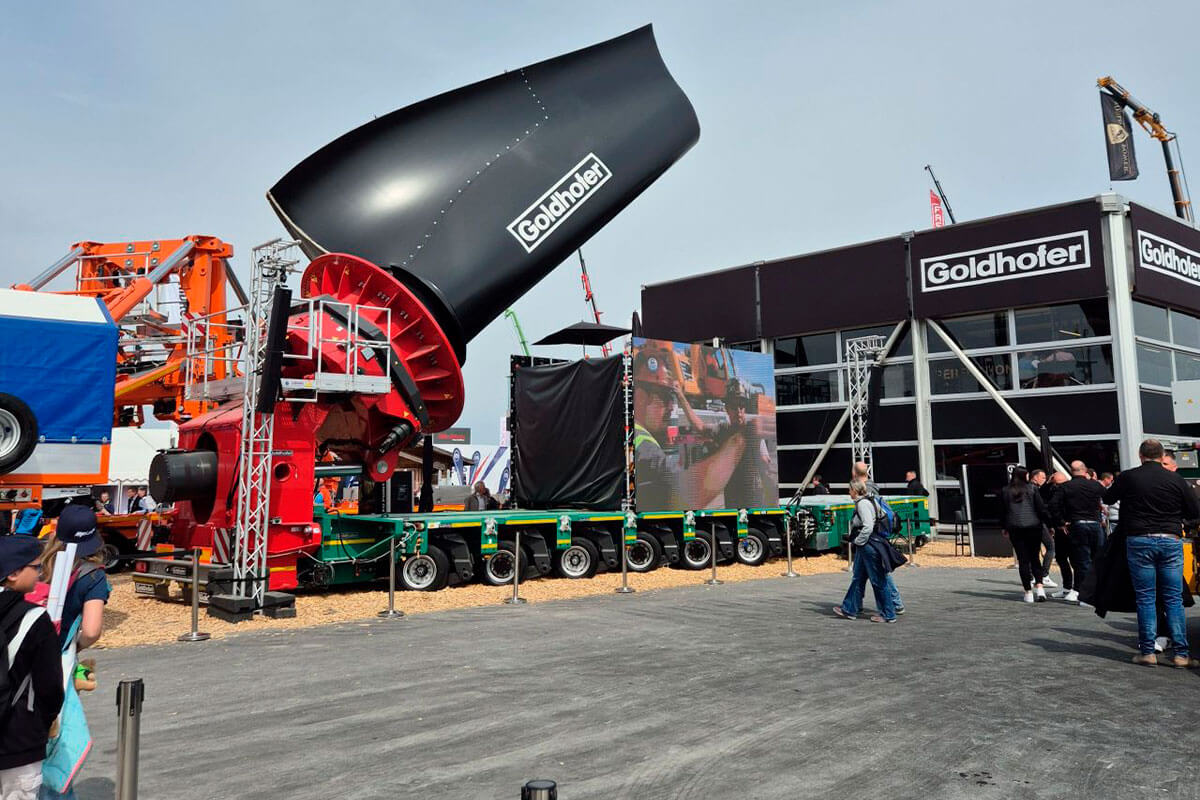Exposição da Goldhofer na BAUMA 2025 em Munique, destacando veículos e soluções para transporte pesado.