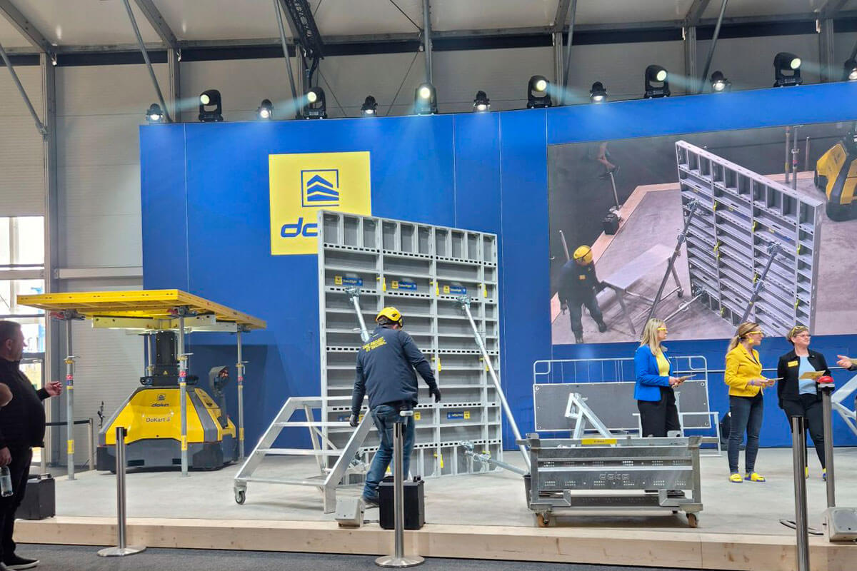 Demonstração da Doka na BAUMA 2025, com soluções de cofragem e construção apresentadas em palco.