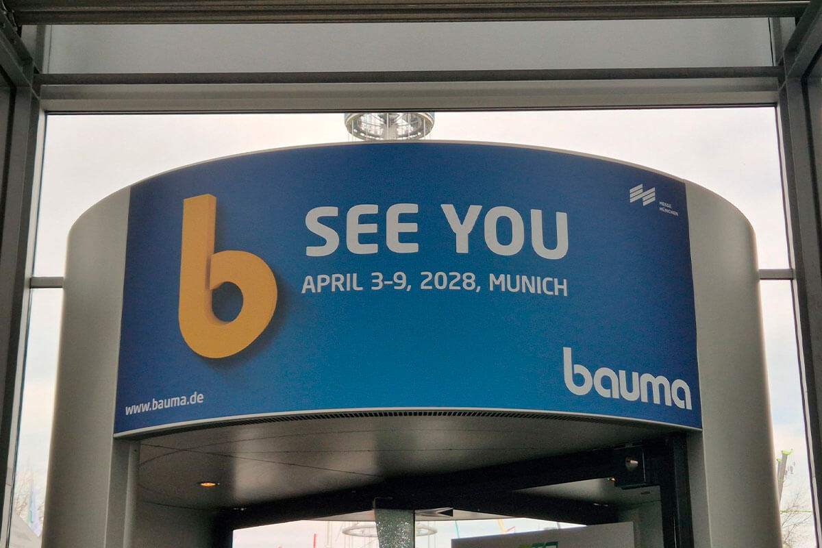 Cartaz oficial da BAUMA em Munique, anunciando a próxima edição entre 3 e 9 de abril de 2028.